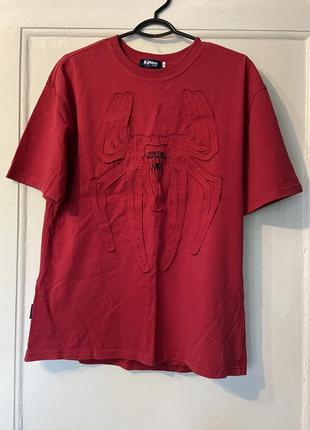 Червона чоловіча футболка з вишитим павуком