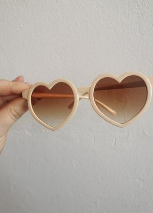 Дитячі сонцезахисні окуляри серце для дівчинки молочні2 фото