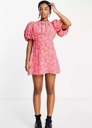 Красивое розовое платье с пышным рукавом и открытой спиной