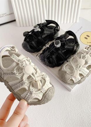 Сандалии в спортивном стиле гибкие