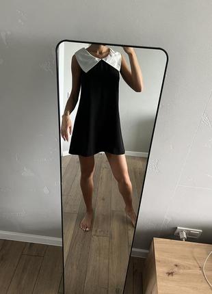 Платье с белым воротником