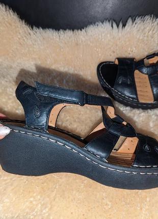 Clarks босоножки на танкетке 38 р кожа по стельке 25 см ширина 9 танкетка пер 3 см зад 6см