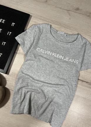 Футболка з написом calvin klein