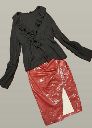 Гарний підібраний костюм /лакова спідниця/блюза рюші/