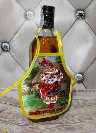 Фартух на пляшку вишитий бісером найкращій кумі / подарунок