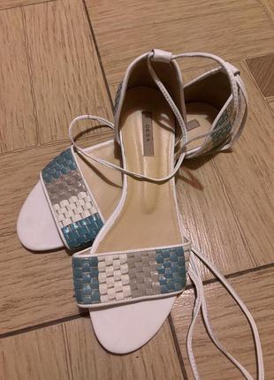 Босоніжки, сандалі dessa