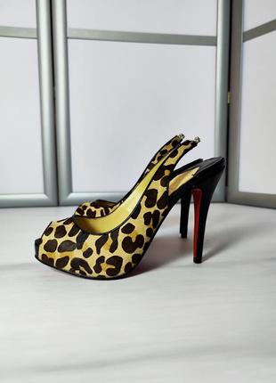 Christian louboutin виробництво італія розкішні та елегантні шкіряні  туфлі3 фото