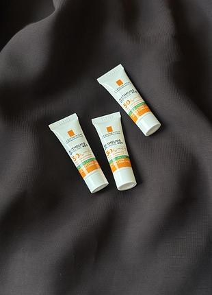 Мініатюра сонцезахисний флюїд з матуючим ефектом для жирної чутливої шкіри обличчя spf 50+ la roche-posay anthelios uvmune 400 oil control fluid