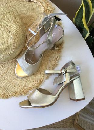 Шкіряні босоніжки