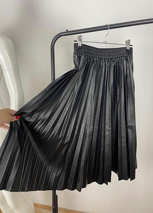 Кожаная миди юбка плиссе
