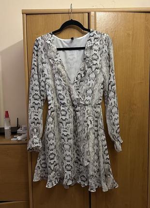 Сукня з зміїним принтом