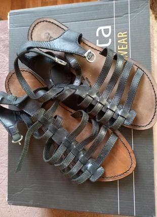 Продам кожаные босоножки