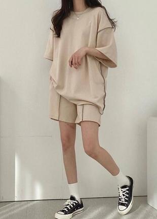 Легкий и удобный костюм, состоящий из футболки oversize и шорт с карманами и шнурком
