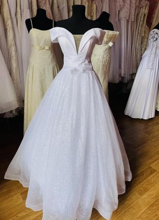 Широкий вибір весільних суконь. блискуча пишна весільна сукня