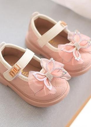Гарні туфельки для дівчинки