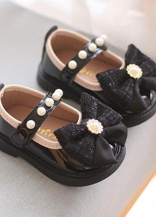Гарні туфельки для дівчинки