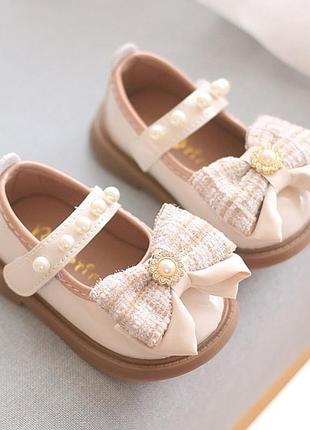 Гарні туфельки для дівчинки