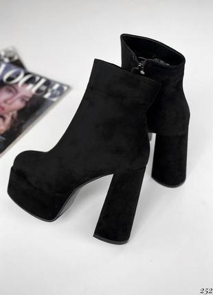 Жіночі чорні замшеві ботильйони на високих підборах