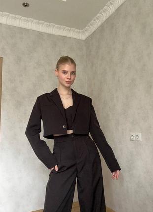 Брючный костюм с брюками палаццо и укороченным пиджаком с плечиками