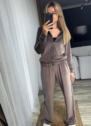 Велюровый спортивный костюм