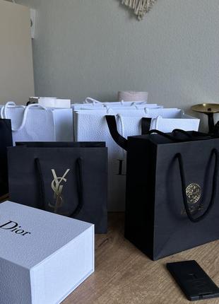 Фірмові пакети з коробками і наповненням