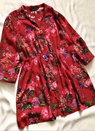 Коротка яскрава сукня на ґудзиках