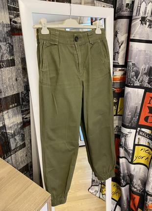 Стильные джоггеры в цвете хаки, stradivarius, m