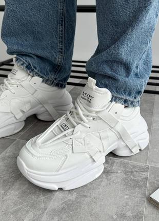 Нереально стильные кроссовки на повышенной платформе.