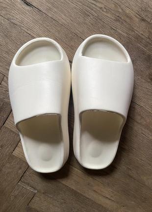 Тапки шлепанцы yeezy slide bone