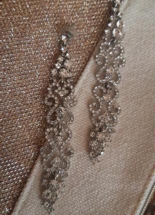 Гарні стильні сережки гвоздики.