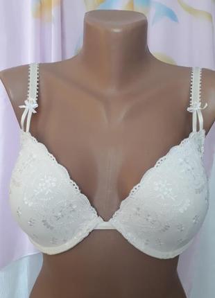 Белый бюстгальтер