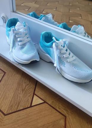 Кроссовки женские