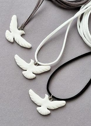 Стильный кулон голубка из глины, замшевый шнур на выбор!