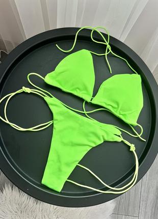 Неоновый зеленый купальник стрингами