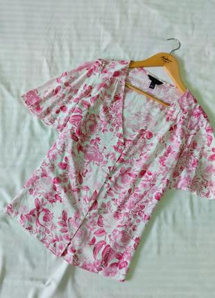 Белая блуза с розовыми цветами