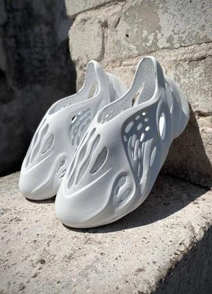 Женские шлепанцы yeezy foam runner white