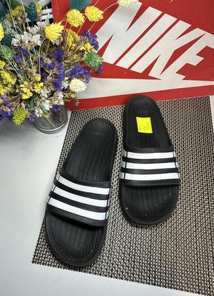 Оригінальні шльопанці adidas