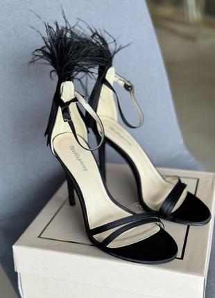 Босоножки на каблуке, туфли с перьями в стиле aquazzura