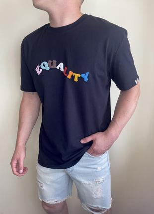 Нова чорна футболка boohoo з плюшевим принтом equality, принт, плюшевий, кольоровий