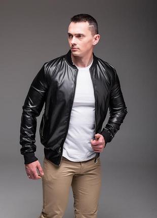 Чоловіча куртка бомбер чорна шкіряна на осінь та весну