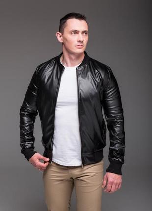 Чоловіча куртка бомбер чорна шкіряна на осінь та весну