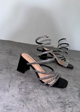 Босоніжки на широкому каблуку с камінчиками