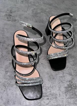 Босоніжки на широкому каблуку9 фото