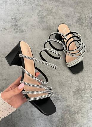 Босоніжки на широкому каблуку3 фото