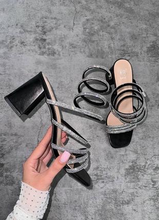 Босоніжки на широкому каблуку7 фото