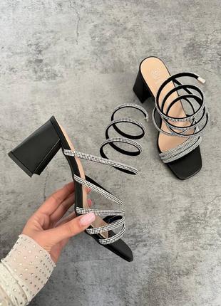 Босоніжки на широкому каблуку5 фото