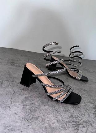 Босоніжки на широкому каблуку10 фото