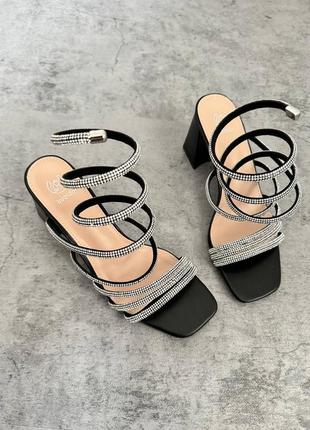 Босоніжки на широкому каблуку4 фото