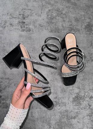 Босоніжки на широкому каблуку8 фото