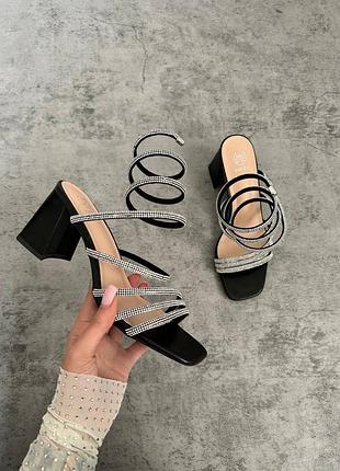 Босоніжки на широкому каблуку6 фото